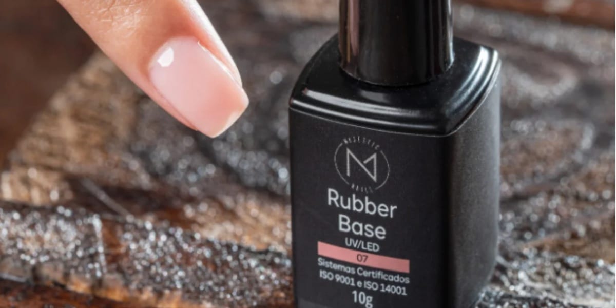 Unhas com rubber base, alternativa saudável para pedir para as manicures (Imagem Reprodução Divulgação)