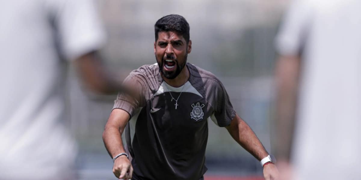 António Oliveira, técnico de futebol do Corinthians (Imagem Reprodução Rodrigo Coca / Agência Corinthians)