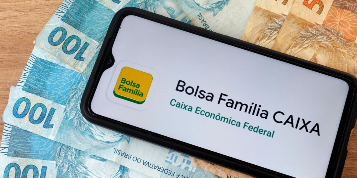 Grupo de beneficiários do Bolsa Família vão receber o benefício de forma antecipada (Imagem Reprodução Shutterstock)