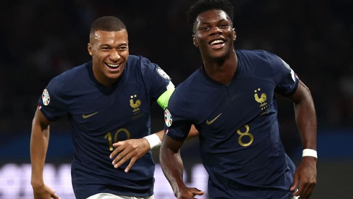 Tchouaméni e Mbappé, na Seleção da França (Foto: Reprodução/ Franck Fife/ AFP)