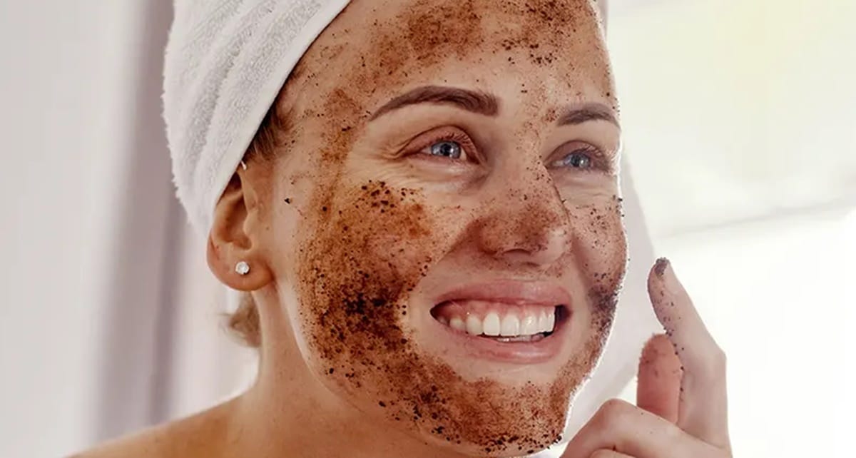 Mulher aplicando máscara caseira a base de café moído e leite para remoção de manchas escuras (Foto: Reprodução/ Internet)