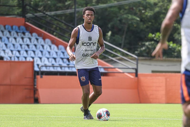 Carlinhos, do Nova Iguaçu, vem sendo observado pelo clube de futebol (Foto: Divulgação)