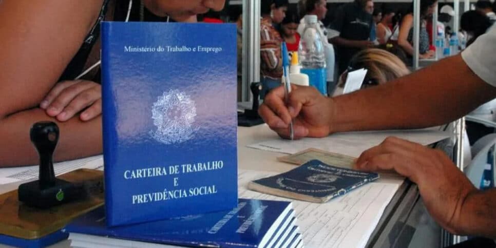 Carteira assinada em 2023: você tem PIX disponível HOJE (Foto: Reprodução/ Marcello Casal Jr./Agência Brasil)
