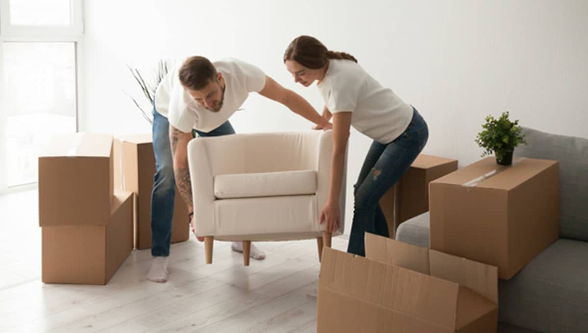 Casal mobiliando a casa nova com o programa da Caixa Econômica (Foto: Reprodução/ FreePik)