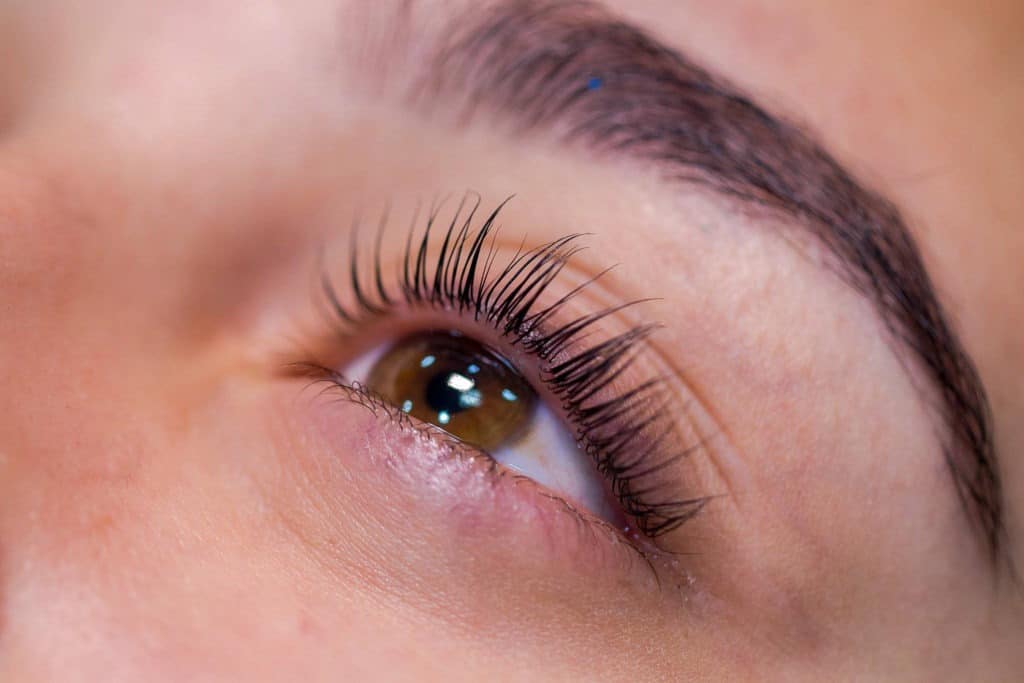 Veja como ter cílios longos e fortes com esse sérum caseiro (Foto: Divulgaação)