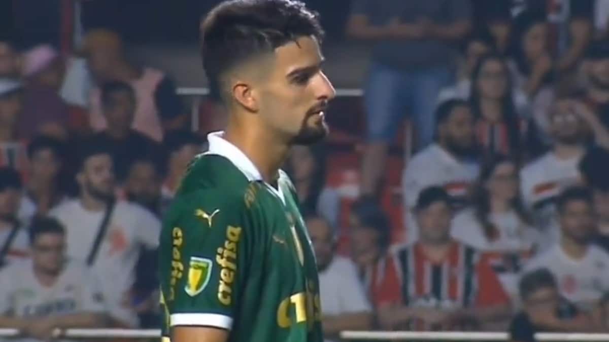 Expressão de poucos amigos de Flaco López após ver que seria substituído em jogo contra o São Paulo (Foto: Reprodução/ Twitter, X)