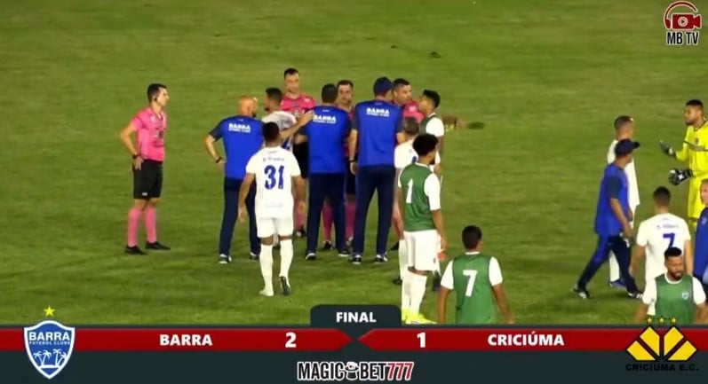 Jogo acaba em expulsão (Foto: Reprodução/MB TV)