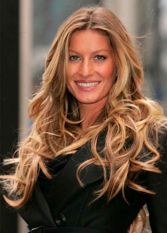 Gisele Bündchen aderiu as cores mais quentes no cabelo no estilo loiro areia (Foto: Reprodução)