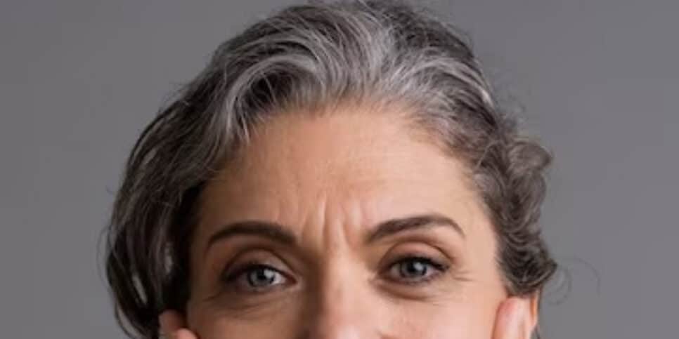 Aprenda essa receita e elimine os grisalhos do seu cabelo AGORA (Foto: Freepik)