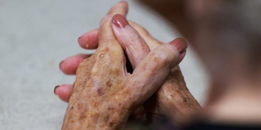 Pessoas idosas com 60 anos ou mais garante longa vida com esse único suplemento (Foto: Reprodução/ FreePik)