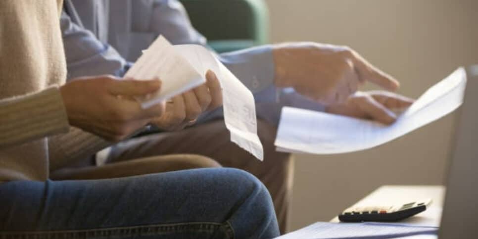 Idosos podem perder isenção no Imposto de Renda? Veja detalhes (Foto: iStock/fizkes)