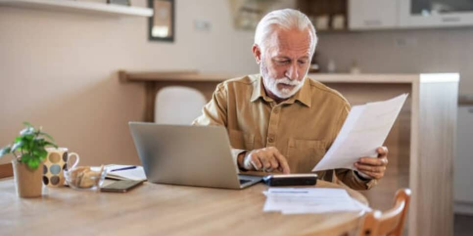 Idosos que recebem até R$ 4.236 têm direito a novo benefício (Foto: iStock/Jelena Stanojkovic)