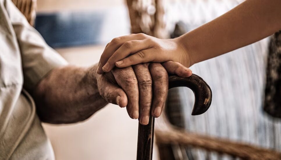Idosos de 60 anos ou mais têm esses direitos garantidos por lei no Brasil (Foto: Reprodução/FreePik)