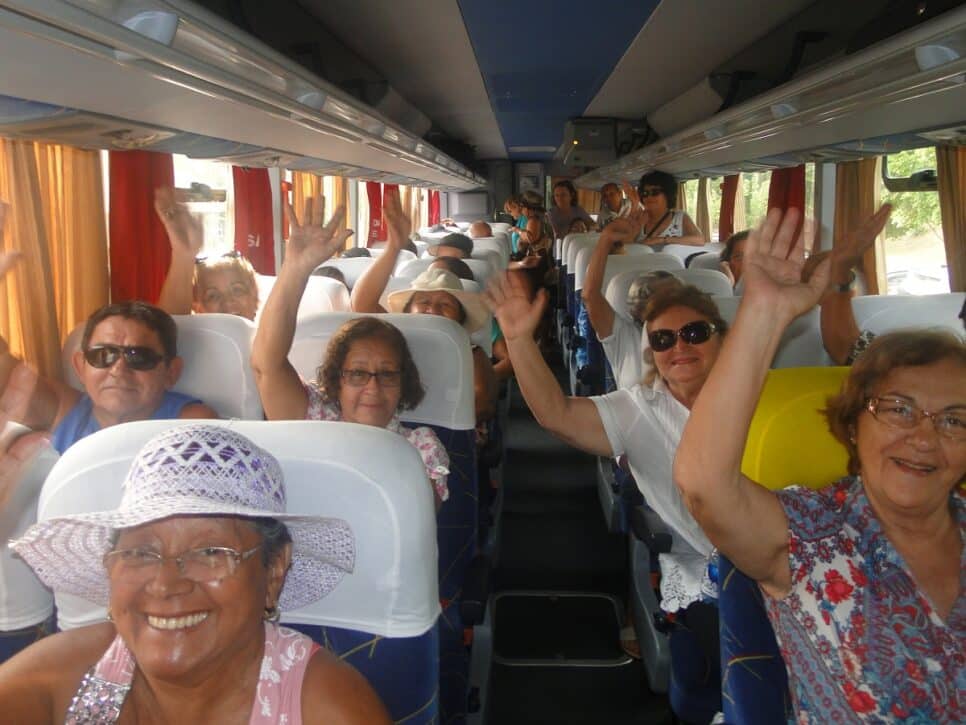 Idosos com suas passagens (Foto: Reprodução/estradas.com.br)