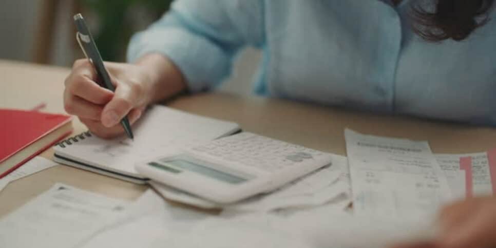 Isenção do Imposto de Renda 2024? Veja como solicitar benefício (Foto: iStock/tawattiw)