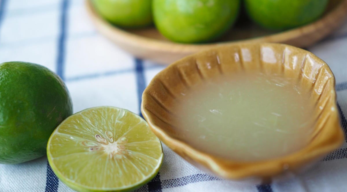 Limão é o ítem que tira as manchas de roupas: Esprema alguns limões e use o suco em mistura caseira natural (Foto: Reprodução/ Internet)