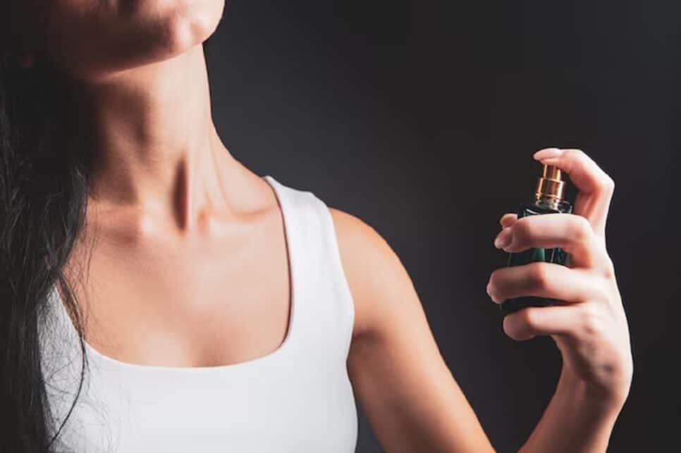 Notas fragrâncias Melhores e piores perfumes para mulheres com mais de 50 anos (Foto: Freepik)