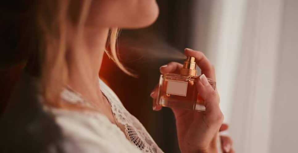 Perfumes Natura Fragrâncias Mulher passando perfume nacional que parece um importado em aroma (Foto: Reprodução/ FreePik)