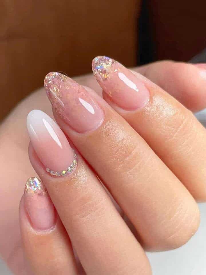 Deixe suas unhas delicadas com essa técnica (Foto: Reprodução)