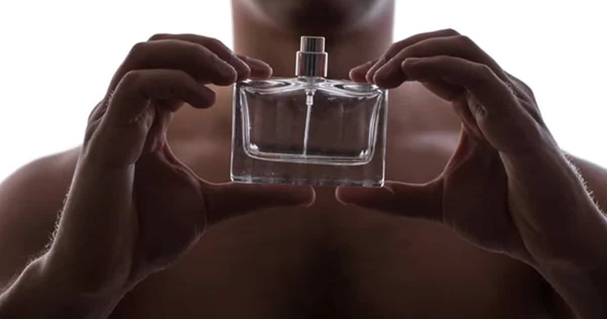 Homem com seu vidro de perfume em mãos (Foto: Reprodução/ FreePik)