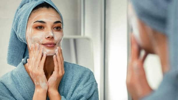 Veja como cuidar da sua pele com uma ótima rotina de skin care (Foto: iStock/seb_ra)