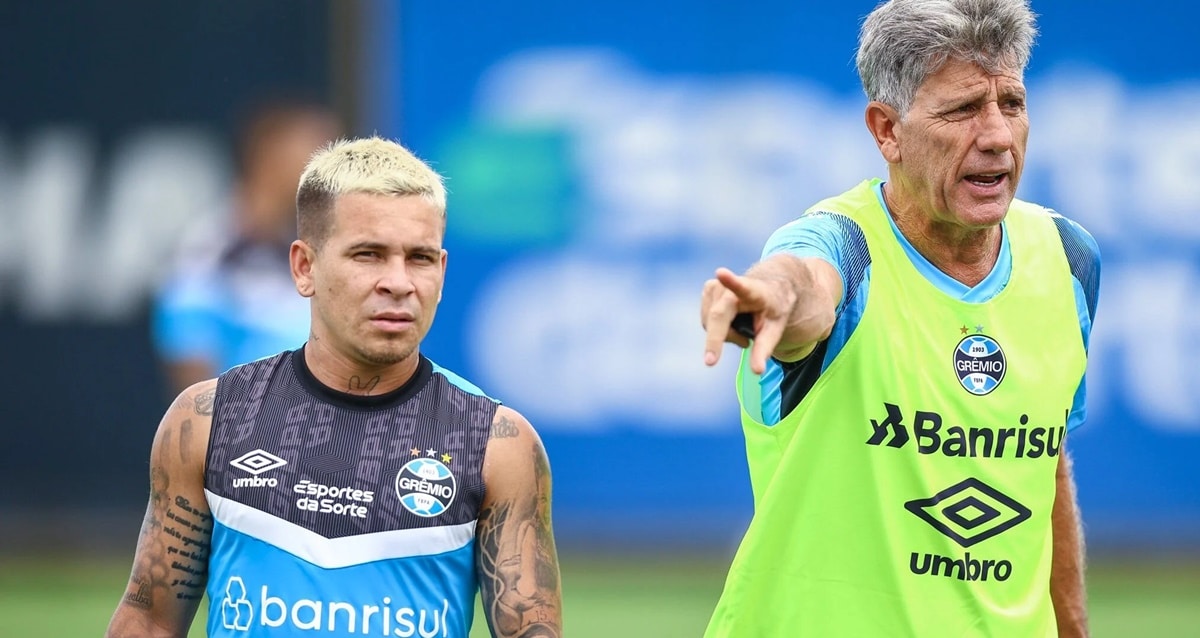 Soteldo e o técnico Renato Gaúcho em treinos do Grêmio (Foto: Reprodução/ Lucas Uebel)