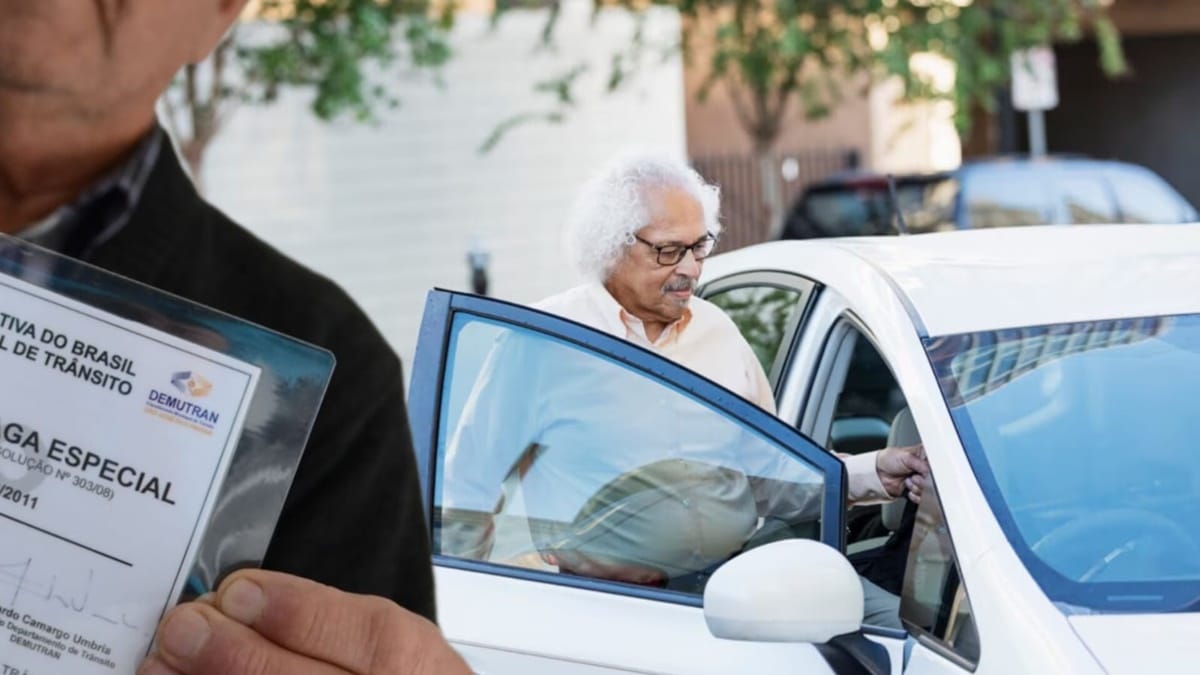 Vaga reservada com cartão a pessoas de 60 anos ou mais; entenda regras (Fotos: Reprodução/ Internet/ Montagem)