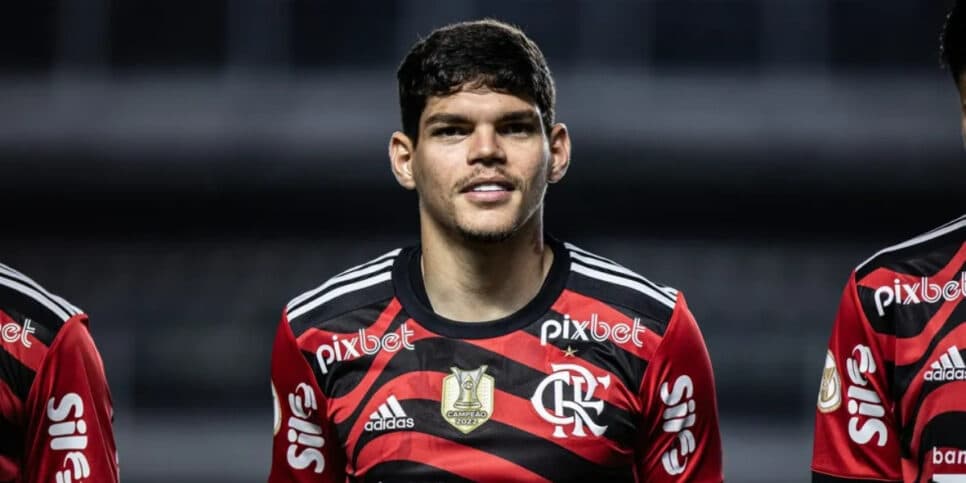 Ayrton Lucas deve deixar o Flamengo após proposta da Europa (Foto: Abner Dourado/AGIF)