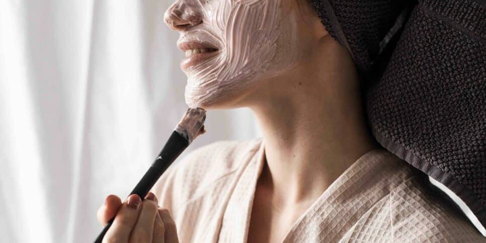 Máscaras caseiras simples para combater as rugas e deixar o rosto mais jovem (Imagem Reprodução Canva)