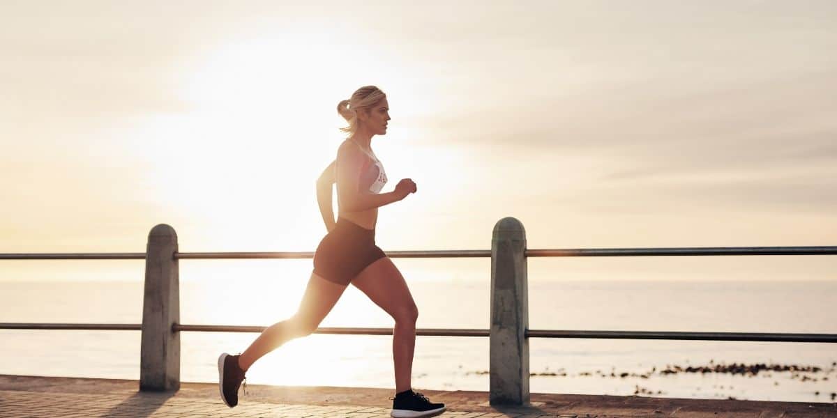 Dicas para começar a correr de forma segura e eficaz (Imagem Reprodução Canva)