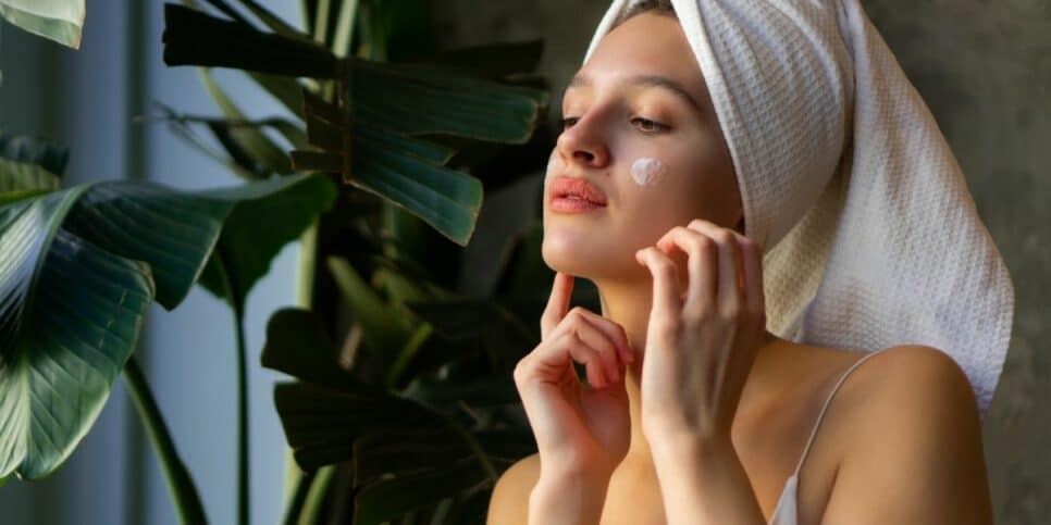 5 passos para uma rotina matinal de skin care para uma pele saudável (Imagem Reprodução Canva)