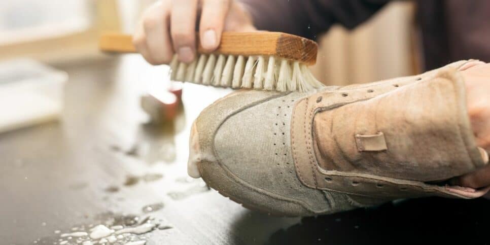 Receita para deixar os sapatos brancos limpos como se fossem novos (Imagem Reprodução Canva)