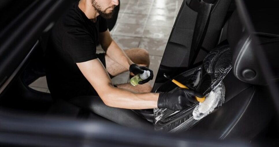 Faça a limpeza dos bancos do seu carro com essa solução caseira (Foto: Reprodução/ FreePik)
