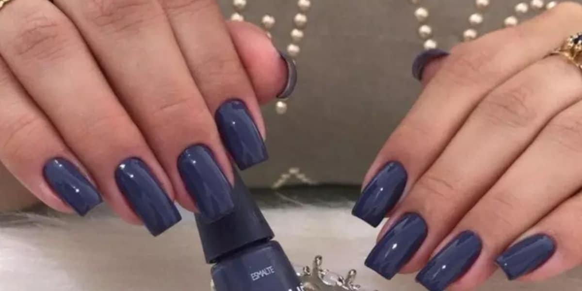 Esmalte Azul Elementar, tendência do outono (Imagem Reprodução Pinterest)