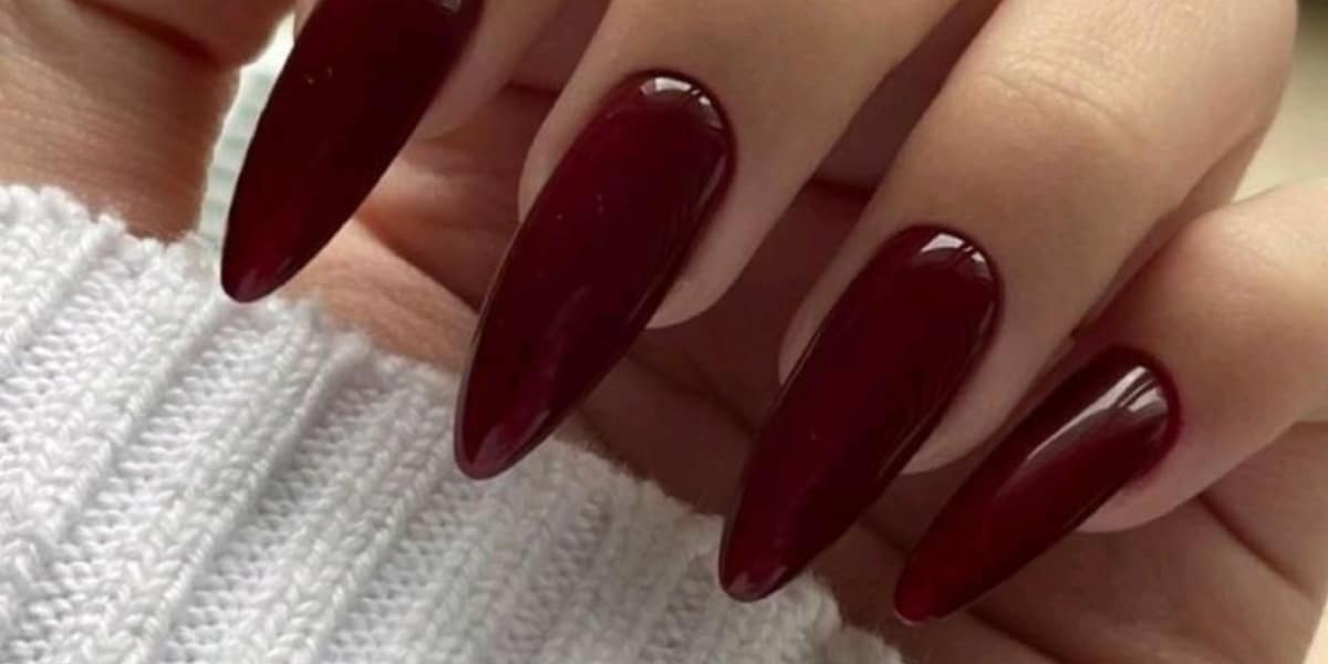 Unhas cherry, cor em alta para pedir para sua manicure (Imagem Reprodução Pinterest)