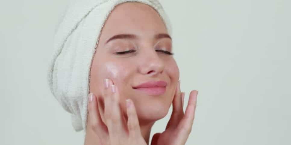 Aprenda a fazer o MILAGROSO tônico facial com 4 ingredientes (Foto: iStcok)