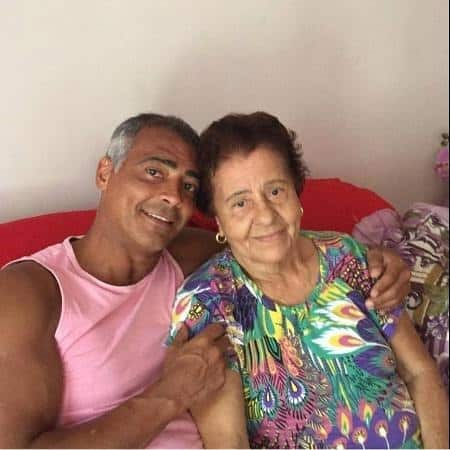 O famoso ex-jogador de futebol ao lado de sua mãe (Foto: reprodução/Internet)