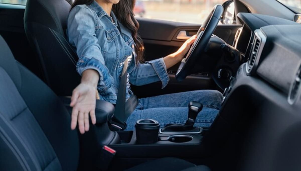 Faça a limpeza dos bancos do seu carro com solução caseira (Foto: Reprodução/ FreePik)