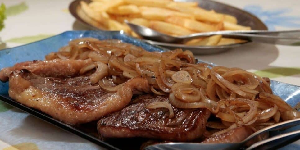 O segredo do bife acebolado perfeito (Imagem: Reprodução)