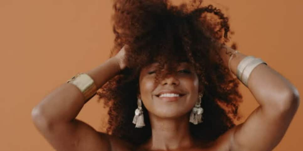 Saiba os 4 erros que você NÃO pode cometer com o seu cabelo (Foto: iStock)