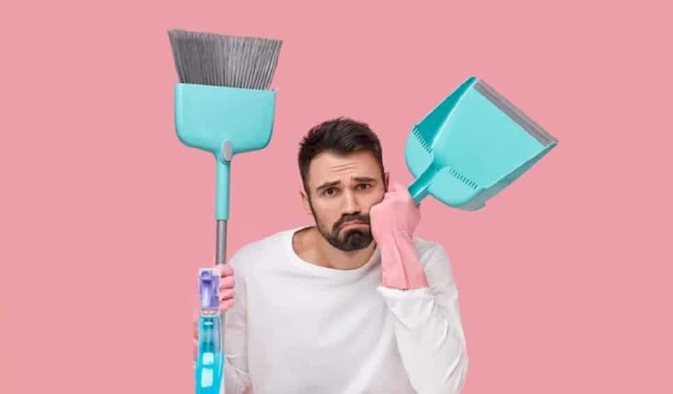 Residência Homem cansado de varrer (Foto: Freepik)