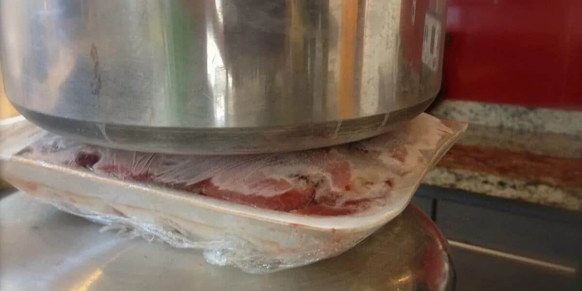 Truque da panela invertida para descongelar suas carnes finas e menores (Foto: Reprodução/ Internet)