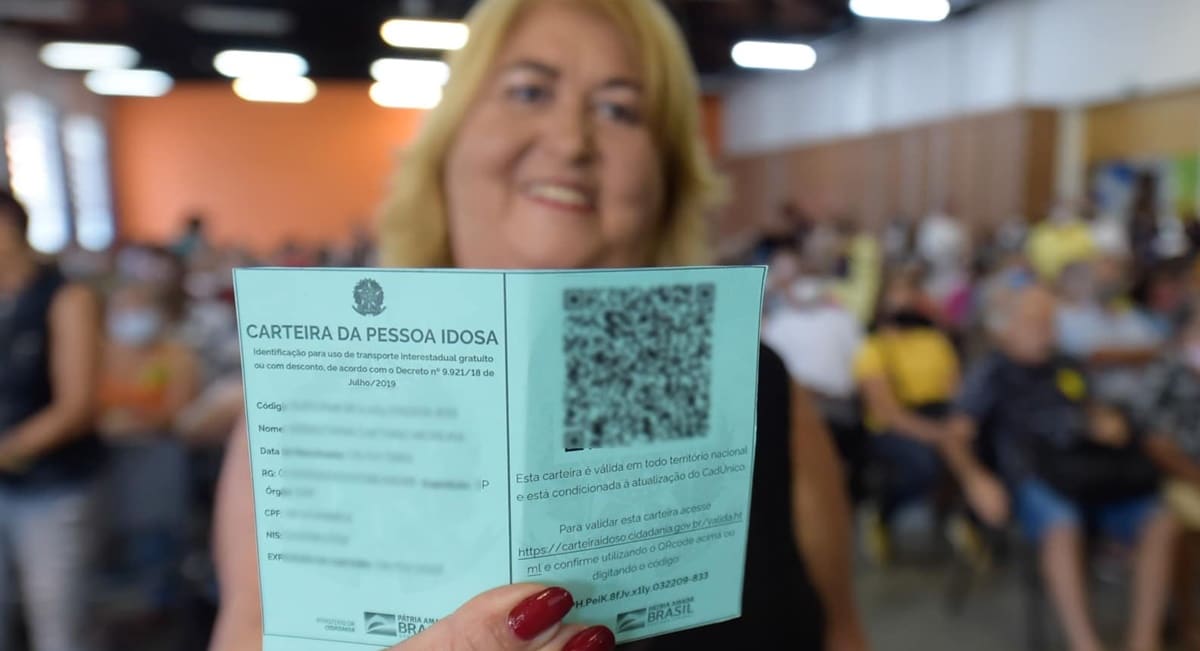 Mulher com mais de 60 anos com sua Carteira do Idoso garantda em mãos (Foto: Reprodução/ Internet)