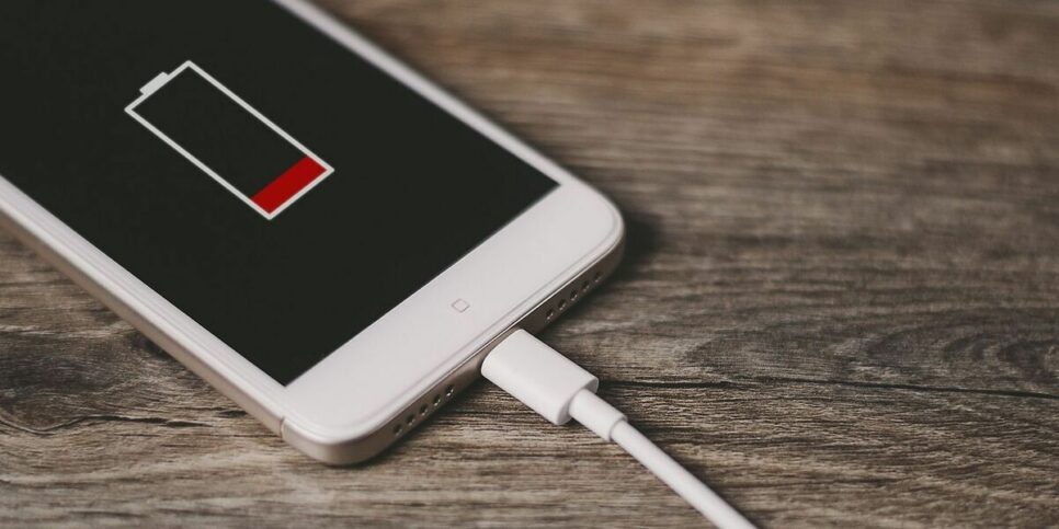 Não vá dormir e deixe o seu celular carregando (Imagem: Reprodução)