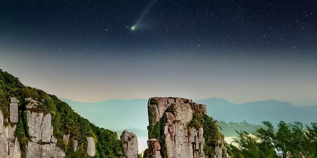 O cometa passando no Sul Brasil (Foto: VALDIR HOBUS)