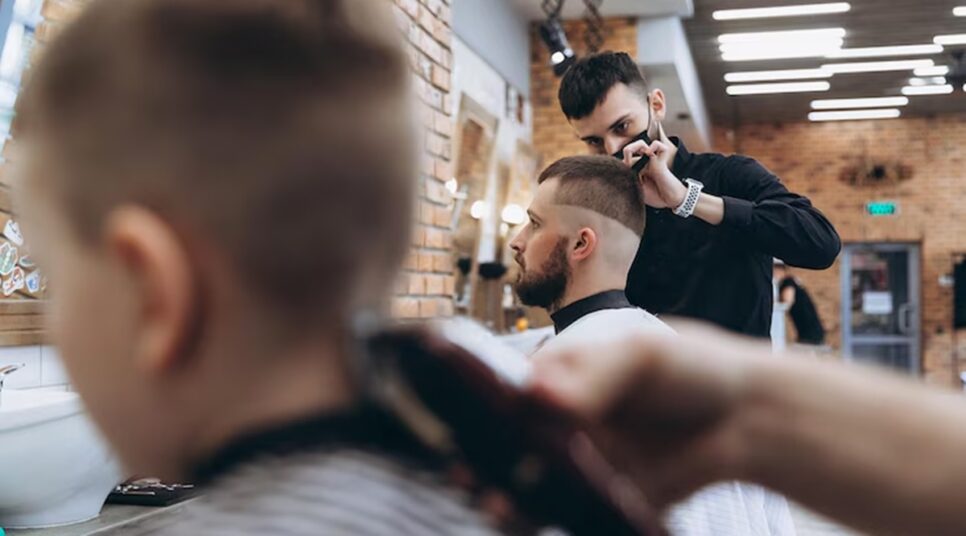 3 cortes de cabelo masculinos para o homem renovar aparência, autoestima e ficar na moda em 2024 (Foto: Reprodução/ FreePik)