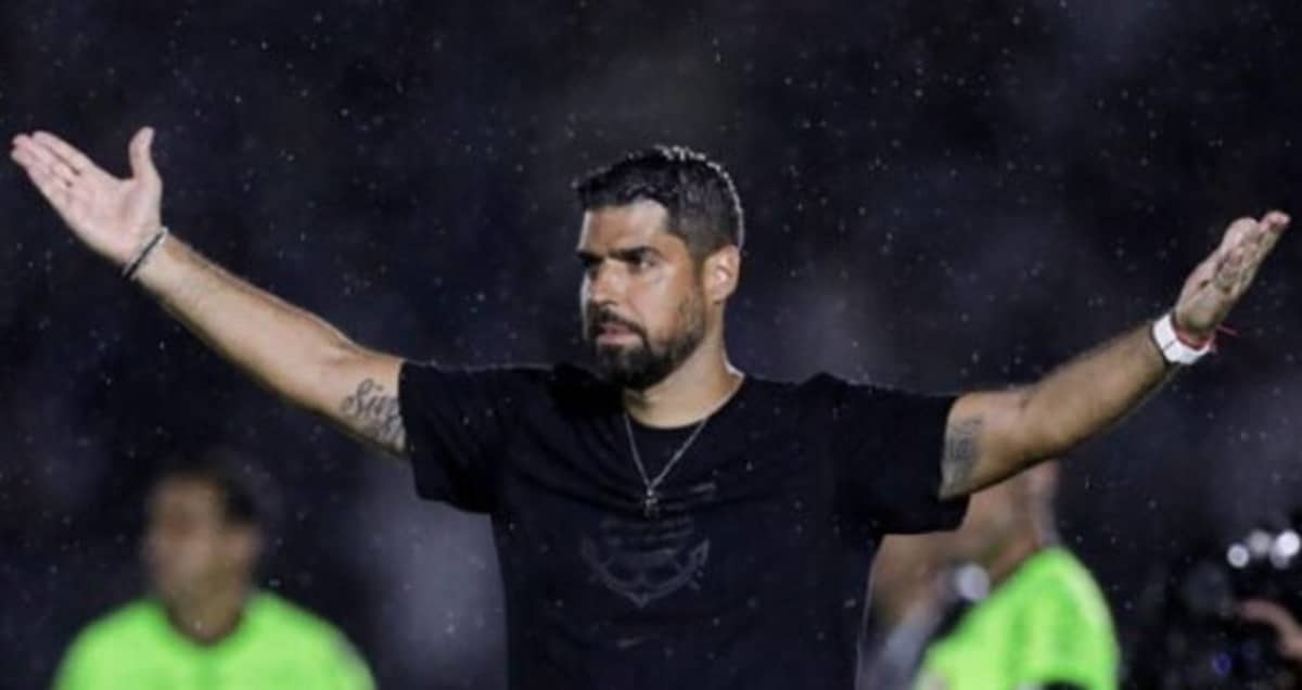 Situação do clube deixa até técnico António Oliveira na corda bamba (Foto: Reprodução/ Rodrigo Coca/ Ag. Corinthians)