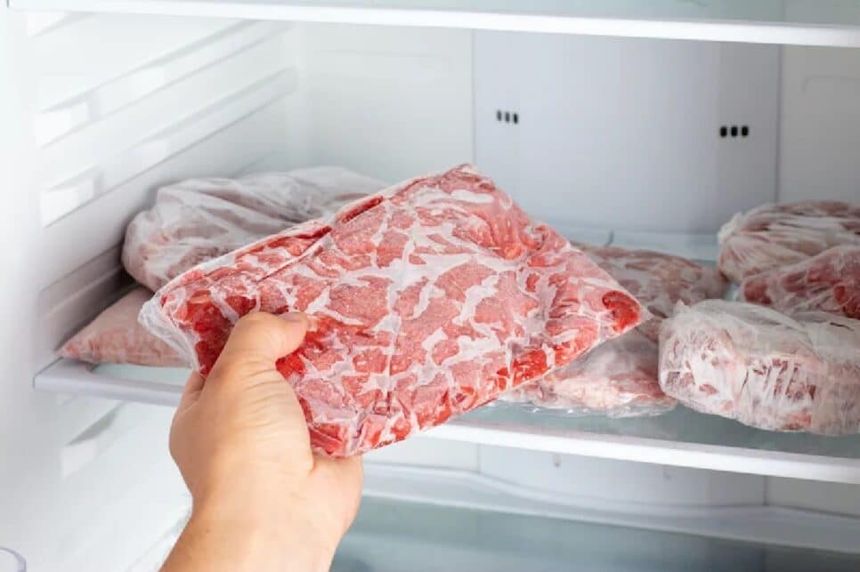 Descongelar carne fácil (Foto: Qwart/ Crédito: Getty Images) Congelamento Métodos