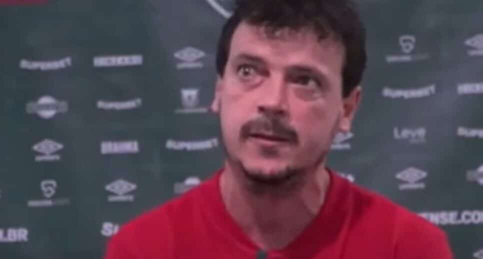 Fernando Diniz se revolta com questionamentos em coletiva pós-derrota (Foto: Reprodução/ YouTube)