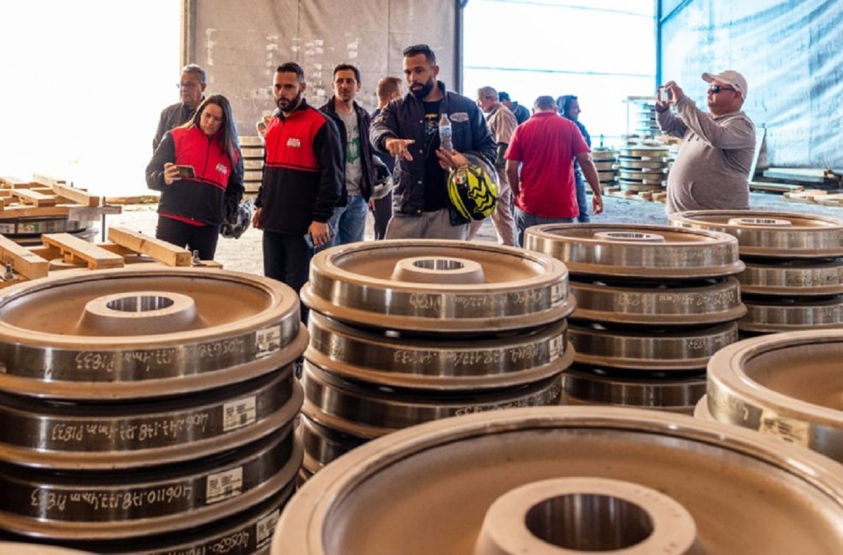 Trabalhadores dentro da fábrica Foto: Roosevelt Cássio)